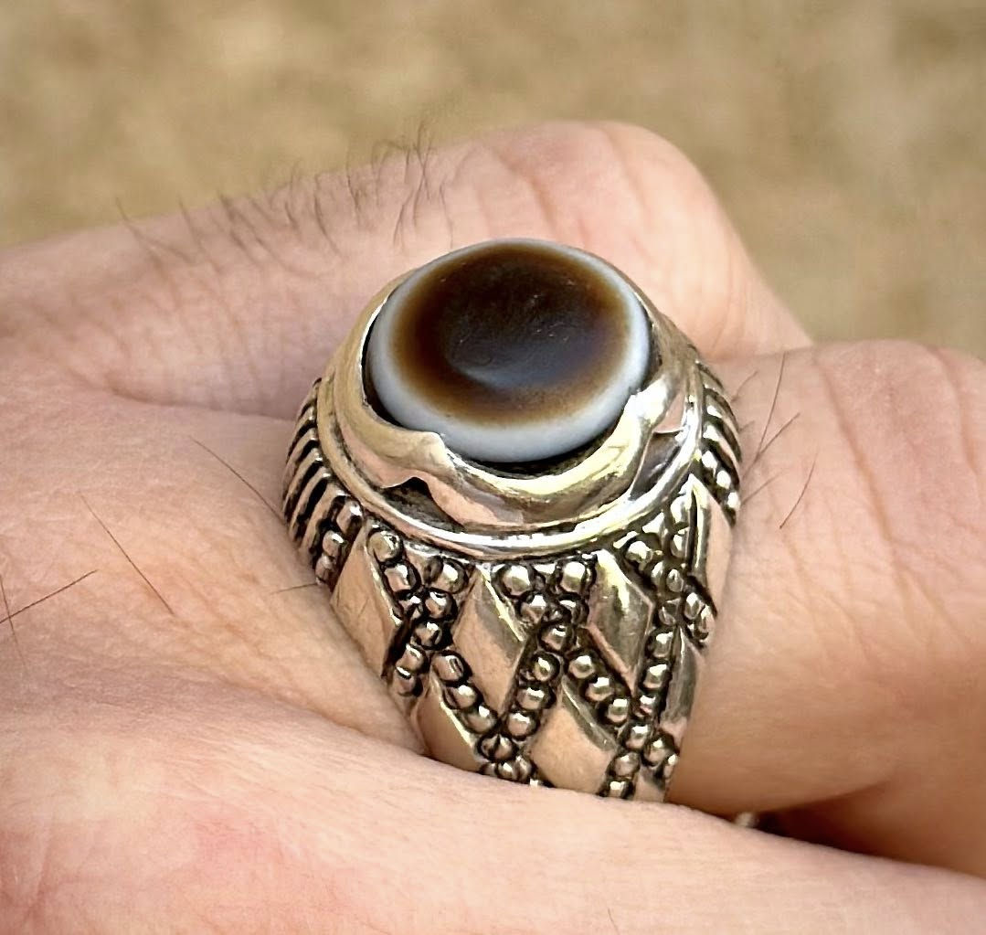 جزعة بقرية قديمة جدا خامه اصلية ذمة من الجزع طبيعي غير معالج غير مجمر صياغة المبدع نبيل الجيزاني صياغة يدوية فضة عراقية ثقيلة سعر والاستفسار خاص يتوفر توصيل


**إذا كنت صاحب هذا الإعلان وتريد حذفه لأي سبب، رجاءا أرسل رسالة إلى الدعم الفني**