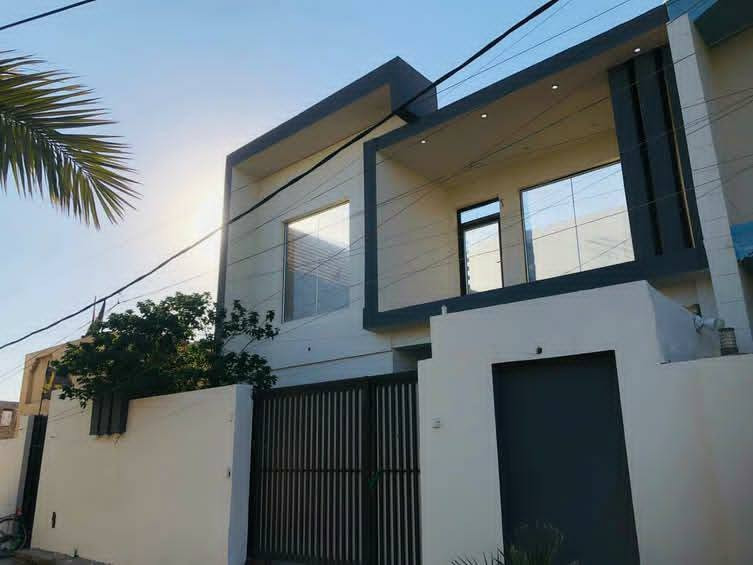 اللهم صل على محمد وال محمد 
🏡 للبيع بيت حديث بتصميم عصري وأنيق – فرصة مميزة للسكن او الاستثمار ..
📍 الموقع: شارع علي قمارة، يبعد فقط 100 متر عن الشارع الرئيسي، ويتميز بسهولة الوصول من مدخلين (جهة علي مظلوم وجهة الشارع الرئيسي لعلي قمارة).
📐 المساحة: 166 متر مربع.
مواصفات البيت:
استقبال واسع بمساحة 6 × 4 م.
صالة مريحة بمساحة 5 × 4.5 م.
مطبخ كبير بمساحة 7 × 4 م مع كاونتر HDF حديث، مزود بطباخ درجة أولى وساحبة.
غرفة رئيسية كبيرة بمساحة 5 × 5 م.
عدد 2 منور يمنحان إنارة وتهوية طبيعية ممتازة.
حديقة أمامية بمساحة 3 × 2.5 م.
البيت طابق ونصف بتصميم هندسي حديث وتشطيبات أنيقة.
🏗 جودة البناء:
أساس شريطي كونكريت.
السقف كونكريت مسلح.
البناء بطابوق جمهوري درجة أولى مع تنفيذ وفق المواصفات الهندسية.
⚡ الخدمات والتجهيزات:
نقاط كهرباء مخصصة للسبالت الجدارية والعمودية في جميع الغرف.
منظومة إنترنت كيبل ضوئي موزعة داخل البيت.
 عدد 2 كيزر 
عدد 2 تانكي ماء.
عدد 1شاشة سمارت.
عدد 2 برد 
ثلاجة فستل تركية.
عدد 1 سبلت 
📄 نوع السند: طابو زراعي تحويل مباشر باسم المشتري.
بيت حديث، مرتب، جاهز للسكن، يجمع بين جودة البناء، التصميم العصري، والموقع المميز، ويُعد فرصة ممتازة للراغبين بالسكن أو الاستثمار. 
📞 للاستفسار والمعاينة يرجى التواصل على الخاص أو الاتصال.
***********
***********
***********
