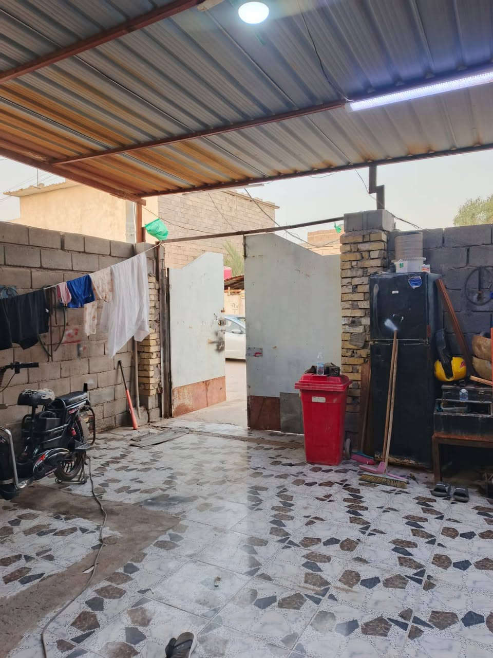ألسلام عليكم ورحمه الله وبركاته 

دار سكن للبيع ✨
بناء طابوك درجه أولى 
على شارع 10 متر تبليط

جميع الخدمات متوفره 
ماء تبليط كهرباء مدارس

مساحه البيت 200م
واجه 10 نزال 20
محتويات البيت ⬇️

كراج
دوانيه
صاله
غرف نوم 2
مطبخ
صحيات خارجي داخلي + مناور

نوع العقار طابو ملك صرف زراعي عراقي سند 25

العنوان أبي الخصيب طريق لوصطي قرب مدارس طيور الخصيب لاهليه

السعر 90 وبي مجال
للاستفسار ***********
