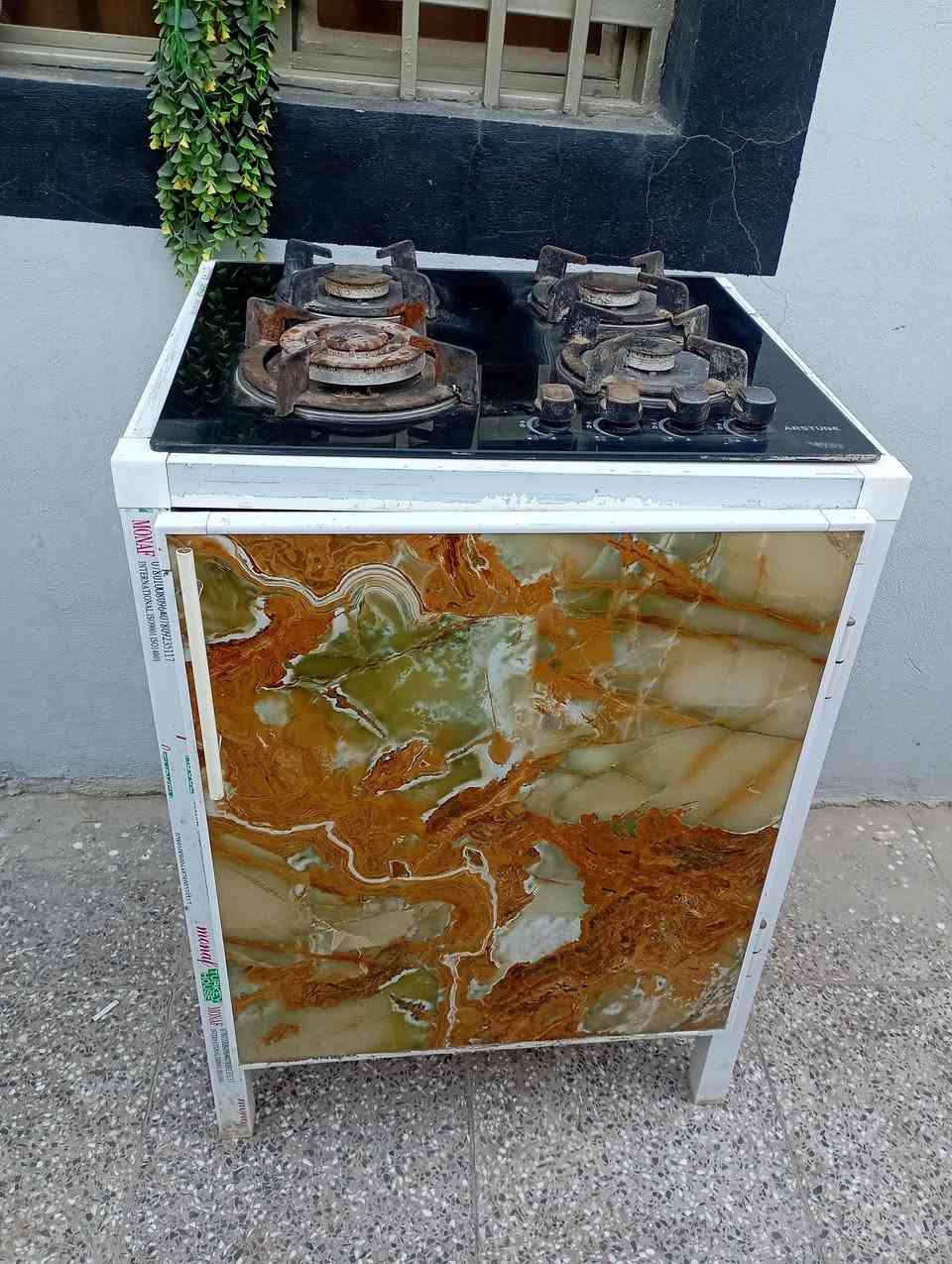 ميز مع طباخ للبيع نضيف جدا النجف الأشرف ***********
