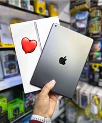 ايباد 9نضافة الجهاز 100% كارتونه ويا  ذاكره64 بطاريه88 للبيع أو مراوس ...