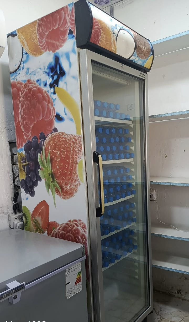 ثلاجة عارضة للبيع فول نظافة ***********
