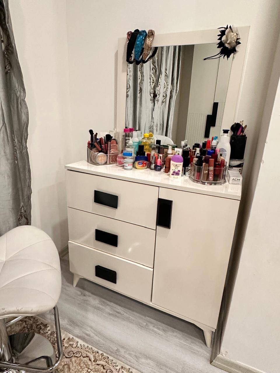 غرفة نوم 5 قطع بدون دوشك 6 اشهر استعمال 500 الف ومجال 
***********
