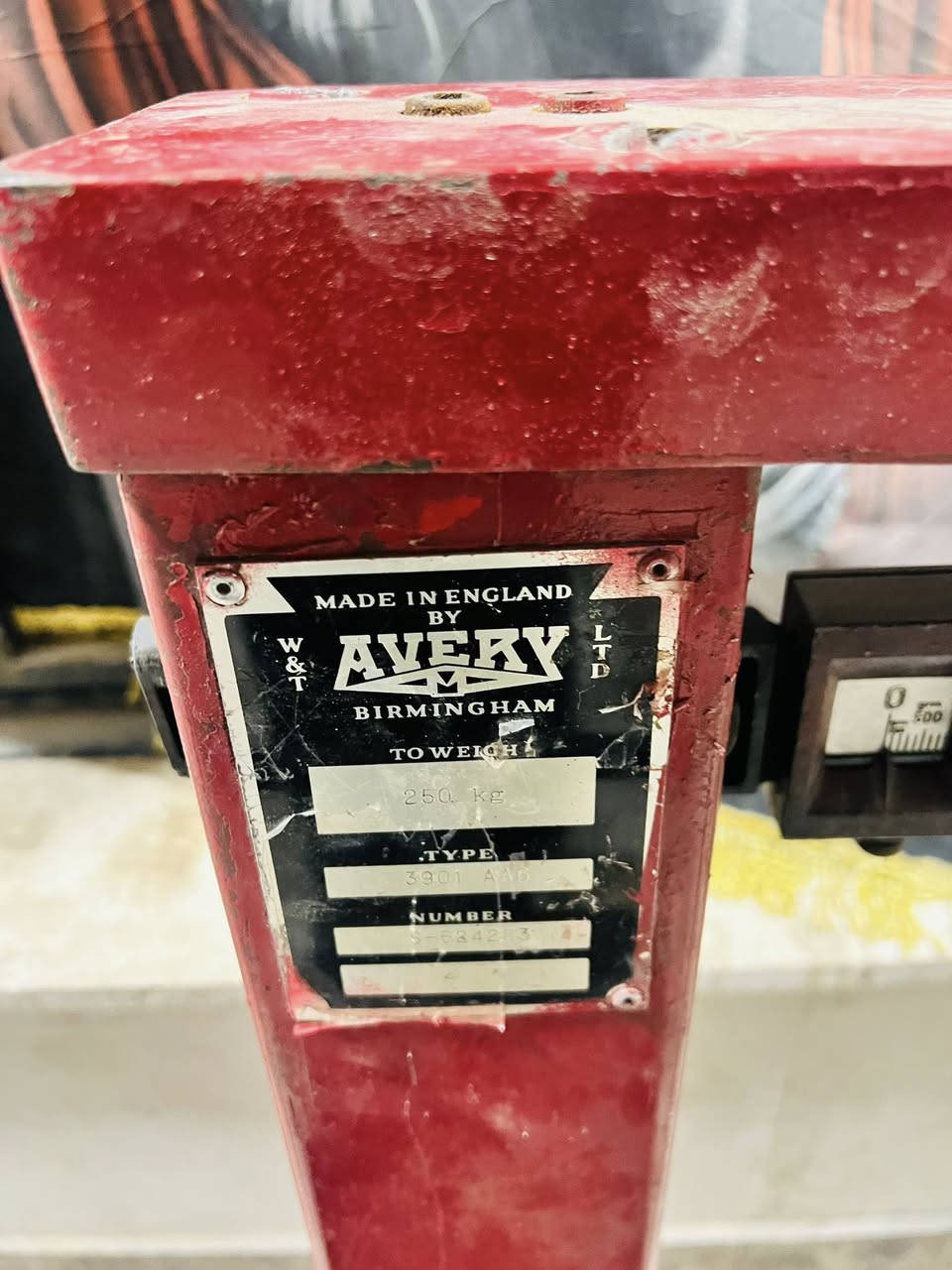 ميزان 300 كيلو انكليزي اصلي مضبوط عالمليم السعر 225 واتساب *********** مكانه بغداد هو وعياراته كامله
