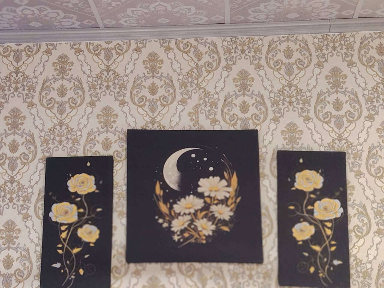 كرسي هزاز للبيع لون اوف وايت استعمال قليل ولوحات جدارية ***********
