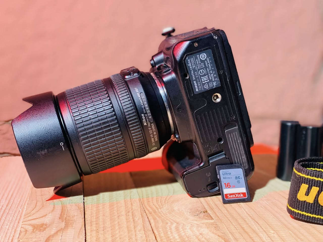 كأمره نيكون D7000بعدها جديده 
عدسه18.105 الشتر 9k
رام شاحنه جنطه هود قبق عدسه بطاريا 
السعر 500 بيها مجال 
***********
