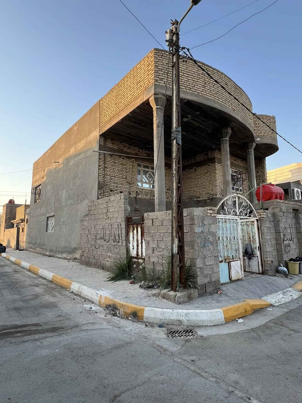 🏡 دار سكني للبيع – طابو صرف
📍 واسط – النعمانية
📐 المساحة: 200 م²
⭐ موقع مميز

🔹 6 غرف نوم
🔹 غرفتان في الطابق الأرضي
🔹 4 غرف في الطابق العلوي
🔹 مناسب للعوائل الكبيرة

للاستفسار والاتصال:
📞 ***********

العمدة للعقار
عماد الشمري
