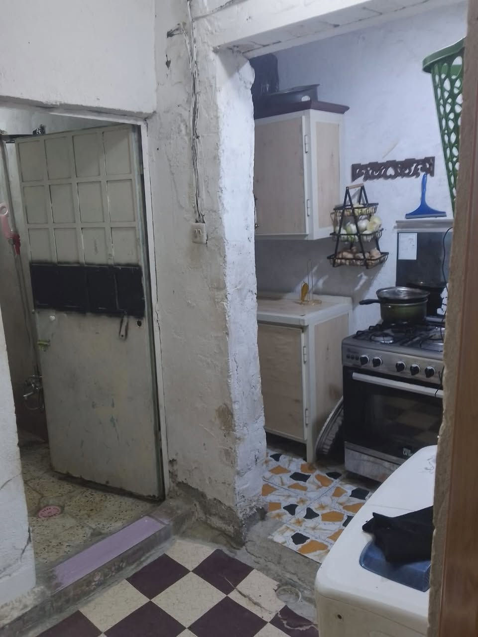 سلام عليكم بيت مقابيل الغزالية بلتجاوز البيت يحتوي على غرفة واستقبال وحولي ومطبخ وصحيات خارجية وداخلية ترك خارجي وداخلي بيت يبقى بي تانكي وسخان وبنكات ومغسلة وساحبات عدد 3 وماطور واي انترت وايارت كاميرات مراقبة بيت صب الغرفة والاستقبال والباقي سندويتش بيت 7ونص وبي مجال الرقم ***********
