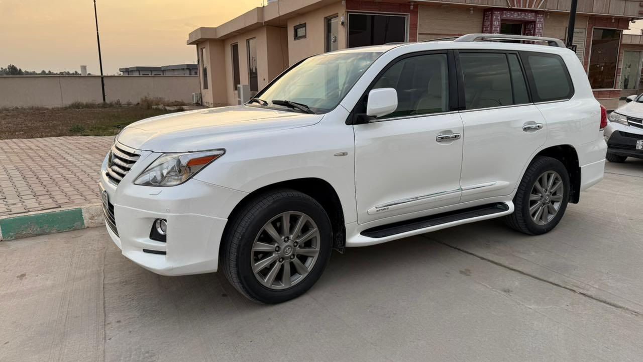 لكزس LX 570 S Sport
موديل 2011 ماشية 144km
رقم اربيل باسمي هزه وسنوية جديدة 
فول موصفات 1/1 
كير محرك مامفتوح 
حدادية جديدة 
مكفوله من الصبغ والتبديل
فقط بارد بسيط باب السايق و خشم الجاملغ 
سونار موجود 
السعر 370$ وبيها مجال
***********
