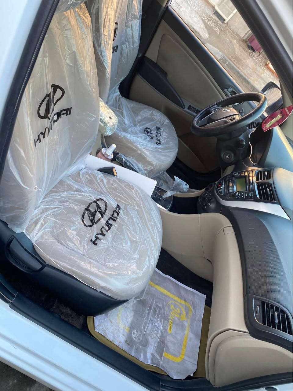 أكسنت 2016 بلو خليجي رقم جديد هزه جديده 
كهربائيات كله شركه  نضام الإيكو اشاير مري. فتحه سلايت غرفه جديده تدفئه تبريد ثلج 
محرك 1600 قطرتين صدر امامي خلفي جديد ماناقصه شي سياره حلوه. بيه فقط الدوسه صبغ الجهه اليمنه مع بارد بصيط  السعر 118وبيه مجال بسيط بغداد البياع. *********** Colombo, Sri Lanka
