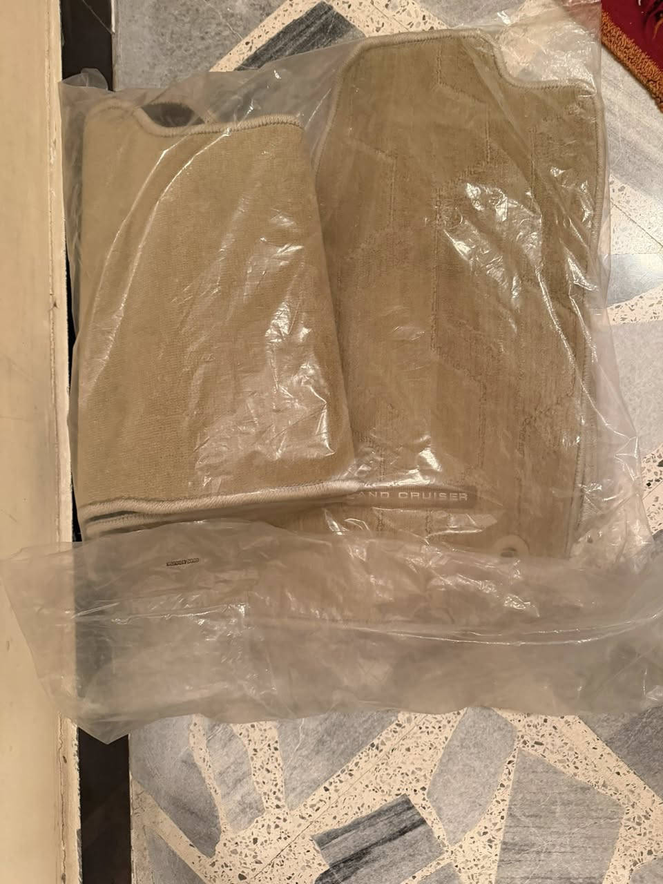 السلام عليكم ارضيات الاندكروز  اصليه مال شركه غير مستخدمه وعندي هوك لاندكروزر  اصلي  رقم الهاتف *********** مكاني بغداد
