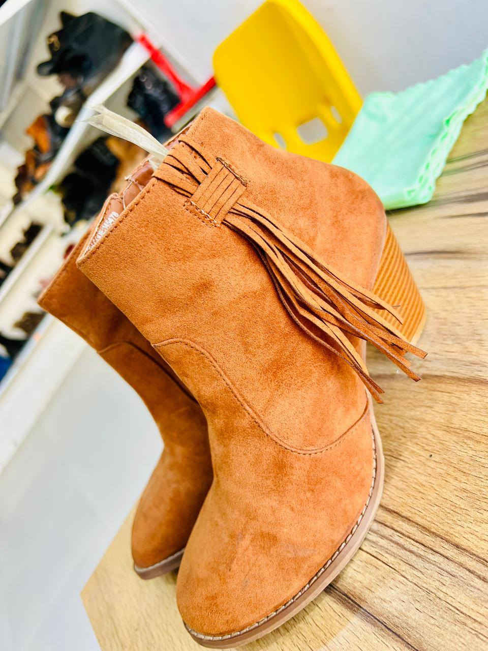 السلام عليكم احذية بالة اوربية قطع نظيفة وقسم جديد كلشي موجود نسائي ومال اطفال مكاني ناصرية مركز الثورة قريب على الشارعين هذا الرقم اتصال او مراسلة  *********** يوجد توصيل داخل الناصرية
