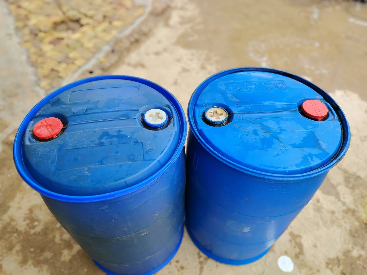 السلام عليكم براميل بلاستك للبيع عدد ٢ اتصال أو واتساب ***********
