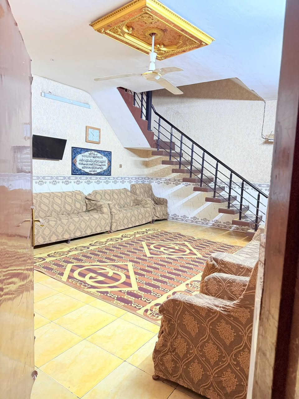 السلام عليكم 
بيت للبيع مساحة ١٥٠
واجهة ١٠ نزال ١٥ 
ركن طابقين عنوان الاورفلي سوق الدجاج 
الاستفسار ***********
