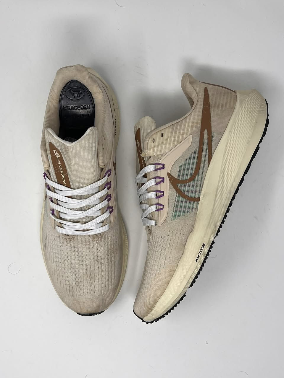 .
Nike zoomX
 
باله فيتنامي غير مستعمل، قياس 43(27.5سم)، القطعه فوم مريح  لابعد الحدود، بنفس الوكت  وزنهه يكاد يكون صفر، تحتوي على فتحات تهويه لمنع   الروائح في القدم يعني تفيدك بالصيف والحو الحار،  القطعه موجهه للعدائين ، سعرهه 20 الف دينار، 

ادخل انستا شوف القطع القويه
https://www.instagram.com/hermes.storex?igsh=MTQwdWQ4OTZ1YmxoMg%3D%3D&utm_source=qr


**إذا كنت صاحب هذا الإعلان وتريد حذفه لأي سبب، رجاءا أرسل رسالة إلى الدعم الفني**