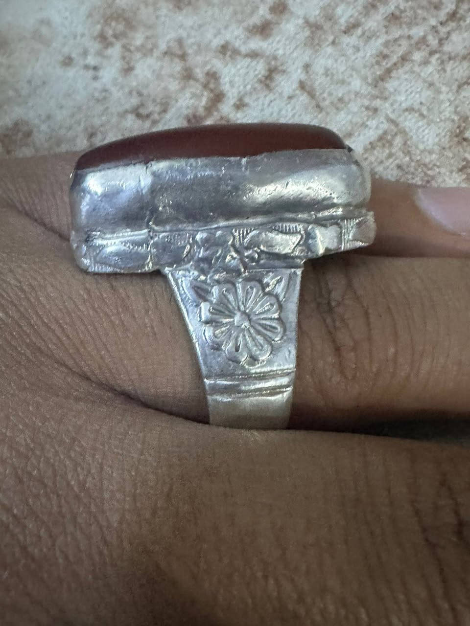 السلام عليكم اللهم صلي عل محمد وال محمد كصبة يماني قديمه صياغه ثقيله كدامكم الصياغه المكان بغداد حي النصر *********** السعر 75 الف
