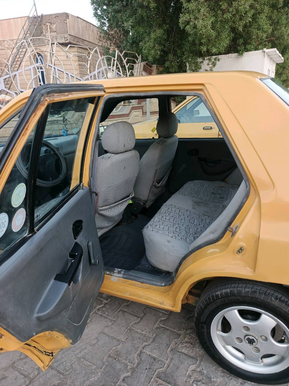 سيارة لون أصفر بحالة جيدة. الداخلية نظيفة والسيارة مجهزة بكراسي مريحة. الإطارات في حالة سليمة. مناسبة للتنقل داخل المدينة. السعر قابل للتفاوض بعد المعاينة.