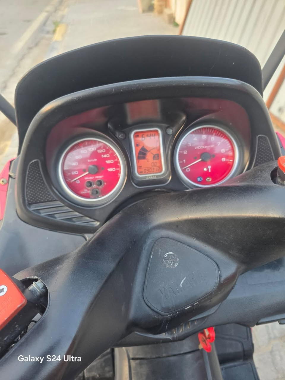 سلام عليكم تي ماكس 2008.    للبيع   دراجه مزوده 
مصبوغه جماليه 
مكاني كوت مركز مدينه.  
مكينته مفتوحه اومشتغليه شغل مضبوط 
يم مصطفى جي تي 
  هذا رقمي ***********
موجود واتساب 
سعر  2و 700 وبيه مجال
