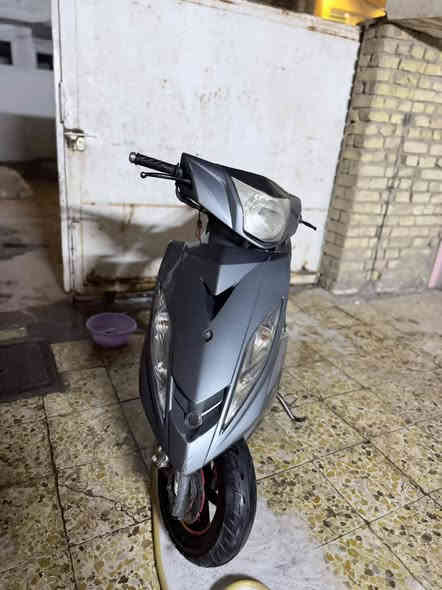 السلام عليكم شباب دراجه جي تي ار كفالة عامه الدراجه صار الها شهرين نازله من الرمبه بيها شلعة تشك الكاع + عداد شحن الباتري و بانزين محسن فقط و الدهن أمزويل و هاي صورها كدامكم فقط الكفرات متضررة قليلاً السعر مليون و 100 (***********) متواجد واتساب مكاني بغداد البلديات
