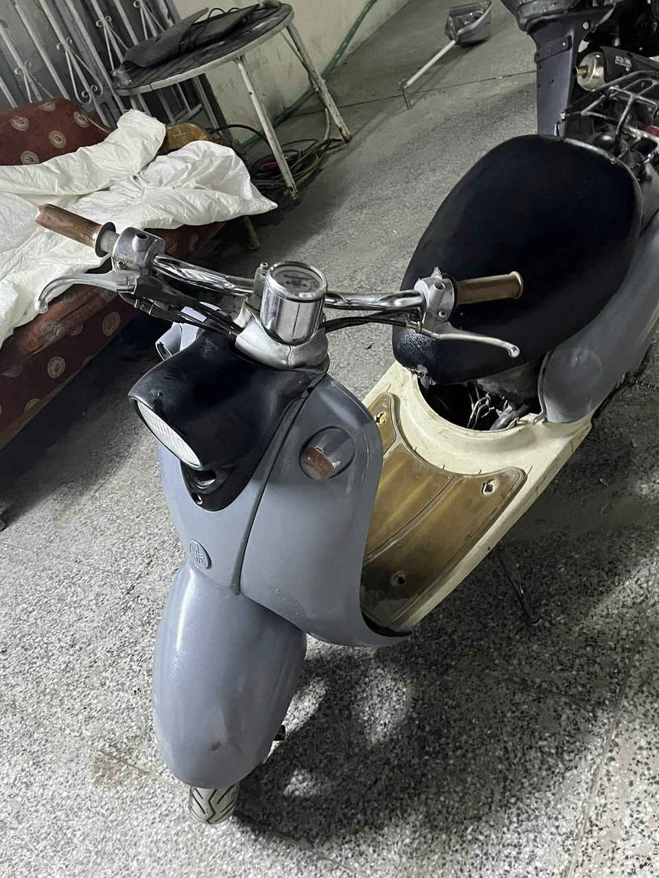 السلام عليكم للبيع يوماها عبدالحليم سرعة ٦٠ مجفته جديد دراجة حلوه وناعمه اكسلها ناعم بريكات امامي خلفي شغاله تايرات امامي خلفي شغال كهربائيات لايتات شغاله سلف شغال كفراتها مصبوغة دراجة كلش حلوه ومرتبه بيها ملاحضات بسيطة للبيع او مراوس السعر المطلوب 175 الف وبيها مجال العنوان بغداد حي الجامعة للاستفسار ع الرقم ***********
***********
