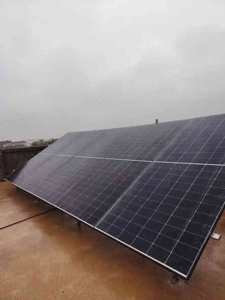 الموقع:شميط
منظومة منزلية
حجم المنظومة =10 نهاري & 10 ليلي
مكونات المنظومة -=
🔸 بطارية ليثيوم 10 كيلو شركة توب اليكتريك
                    ضمان خمس سنوات
 
🔸 5 لوح شمسي  بقدرة 620 واط شركة ميدل بور 
                    ضمان عشر سنوات 
🔸 انڤيرتر  شركة Welion حجم 6كيلو      ضمان سنه واحده 

سعر المنظومة 2مليون و600 الف العرض الجديد 🔥 
مع الربط والتنصيب وملحقاتها كاملة باجود انواع الحديد المغلون المضاد للماء والرطوبة وسراكت وجوزات ووايرات نحاس اردنية اصلية 

للحجز والاستفسار الاتصال بنا: ‏‪***********‬‏
او زيارة موقع الشركة في: الشرقاط - اسديرة عليا
