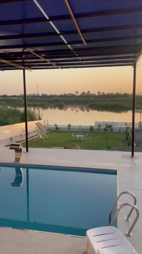 ---

*🌴 مزرعة شمس المدائن 🌴*  
*الموقع*: بغداد - قضاء المدائن - إطلالة مباشرة على نهر دجلة

*المواصفات:*
- *مسبح* نظيف بإطلالة خلابة على نهر دجلة
- *بيت مؤثث بالكامل* جاهز للسكن، مكيف ومرتب
- *ألعاب أطفال* آمنة ومناسبة لكل الأعمار
- *ملعب كرة طائرة* لمحبي النشاط واللعب
- *كراج كبير* يتسع لأكثر من 10 سيارات بأمان
- *مساحات خضراء* واسعة للشوي والقعدات العائلية

*نوع الحجوزات المتوفرة:*
1. *حجوزات يومية* للعوائل والجمعات
2. *حجوزات أسبوعية* بأسعار خاصة
3. *حجز مناسبات وأعياد* ميلاد، خطوبة، تخرج، جمعات كبار

*للحجز والاستفسار:* [***********]  

جو هادئ، خصوصية تامة، ومكان يخلي جمعتك ما تنسي.
