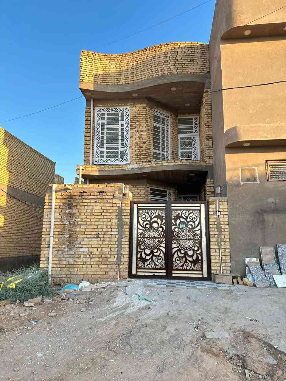 مشتمل للبيع طابقين يحتوي الطابق الاول على استقبال ومطبخ وهول وصحيات داخل وخارج وغرفة نوم ويحتوي الطابق الثاني على غرفتين نوم وصحيات وهول بل ٥٠٠٠ بل خاجيه قريب على الحولي الاستفسار الاتصال على الرقم ***********
