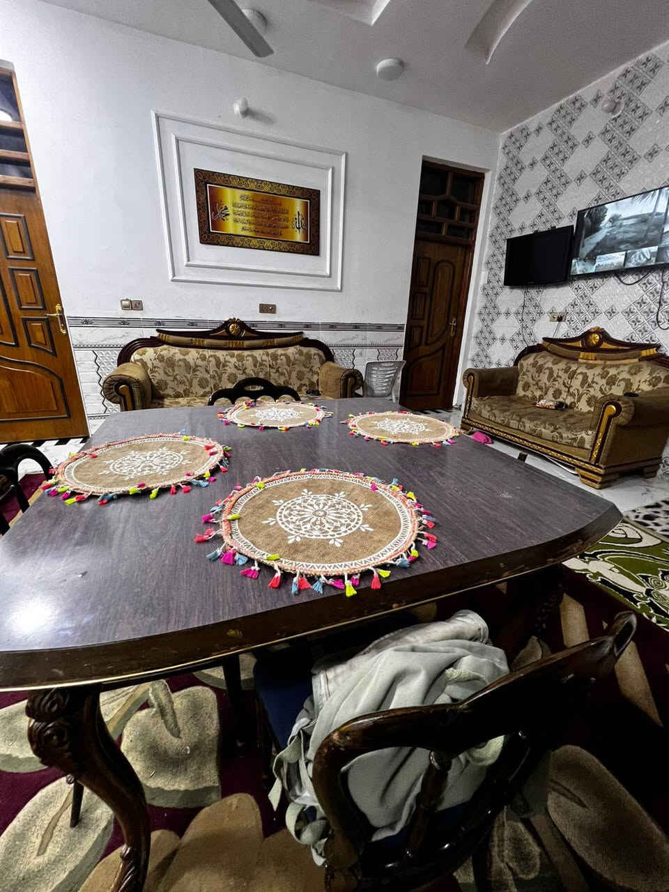 السلام عليكم عدي ميز طعام خشب اصلي+3كراسي خشب +كامرات عدد اربعه جديد البيع لي يحب يتفضل خاص او يتصل ***********
