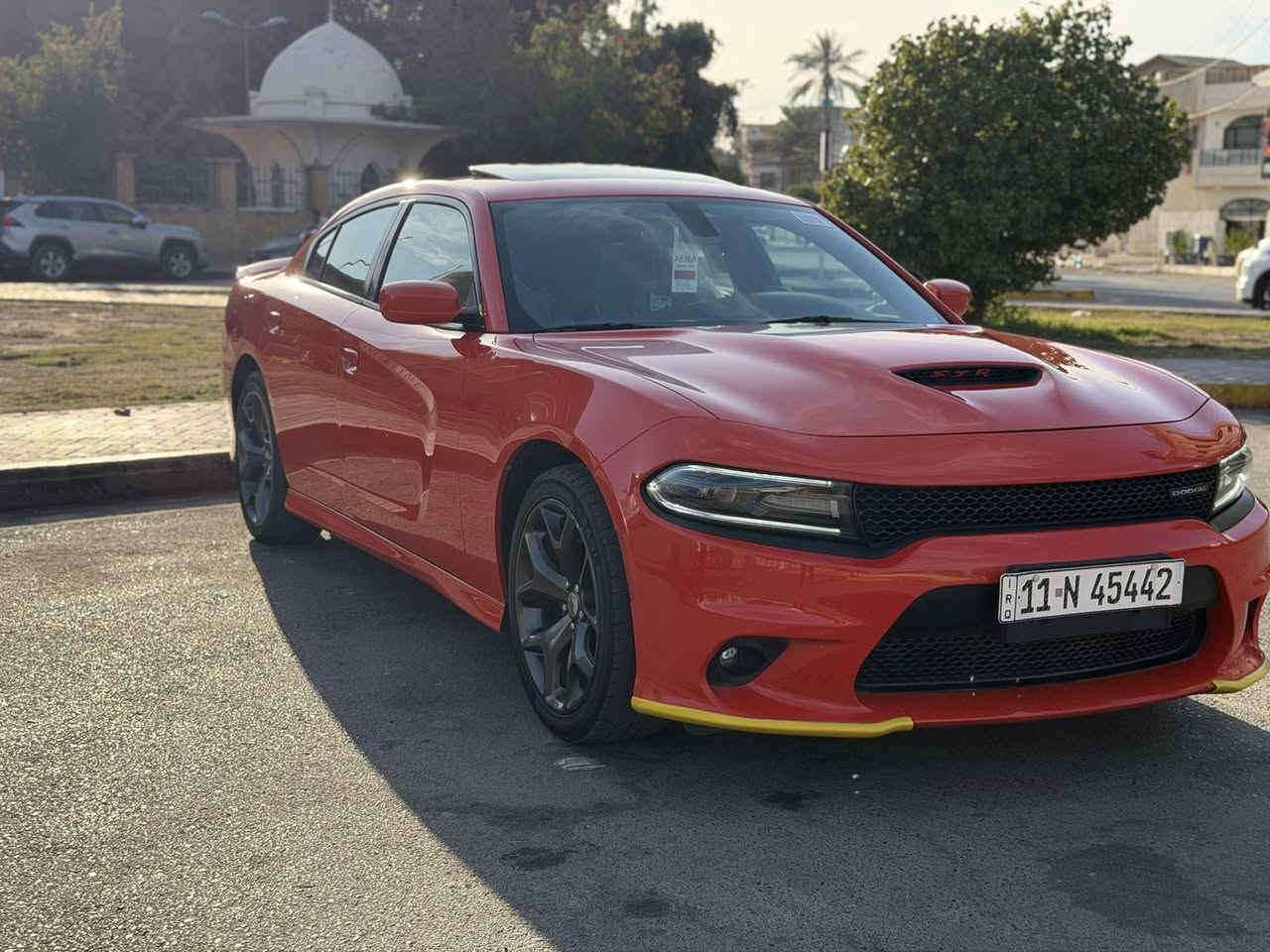 ( سلام عليكم ⚜️🧡)الون برتقالي موطماطمي
(جارجر GT  جيتي  )
(‏‎ وكاله هارلم  داخل جلد  )
‏‎الموديل : 2019 . (سياره خليجي وكاله هارلم ) 
‏‎( المحرك : 6V 3600. ) 
‏‎(سياره كفاله عامه لا صبغ ولا بارد ولا تبديل ) 
‏‎العداد :49الف  شرط الفحص  ( سياره جديده ) 
‏‎(سياره بلاديه كله علا ايد وحده )
( رقم بغداد بسمي الجديد تحويل ثاني يوم )
‏‎المواصفات : الون برتقالي المرغوب 
‏‎* نسخة  GT 
‏‎* حساسات خلفية . 
‏‎* شاشه كبيرة مع نظام ملاحة نفكيشن GPS .
‏‎* سستم صوت الپاين مع سماعات پريميوم .
‏‎* ويل قياس 20 انج . 
‏‎* مصابيح امامية زنون . 
‏‎* كشافات الضباب زنون . 
‏‎* فتحت سقف (سلايد) . 
‏‎* مقاعد رياضية من الجلد الفاخر . 
‏‎* المقاعد الأمامية كهربائية 
‏‎* تشغيل عن بعد ‏
‏‎* محدد سرعة
‏‎* تلفون بلوتوث . 
‏‎* كاميرا خلفية .
‏‎* مرايا متحسسة للاضاءة العالية .
‏‎* كير شفتات بالستيرن . 
‏‎* دخول ذكي (بصمة) .
سياره ماخذه زيرو من شركه هارلم 
سياره  خليجيه 📍
السعر 287ورقه و بيهه مجال 
‏‎رقمي ***********
مكاني بغداد الاعظميه 
‏‎بيع او مراوس
