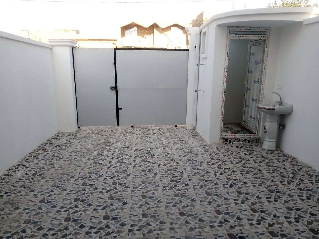 بيت قيد الانشاء نفس اللي بالصوره بالضبط 150 متر الواجهه 5 والنزال 30 غرفتين نوم وصاله ومطبخ واستقبال وكراج للسياره وصحيات خارج وداخل شهر تستلم مفتاح ان شاء الله الموقع تكريت القادسيه شارع ابو عقرب مقابيل جامع اقرأء بالضبط مكان جدأ راقي الفرع 20 متر السعر مناسب الشراي يتصل ***********
