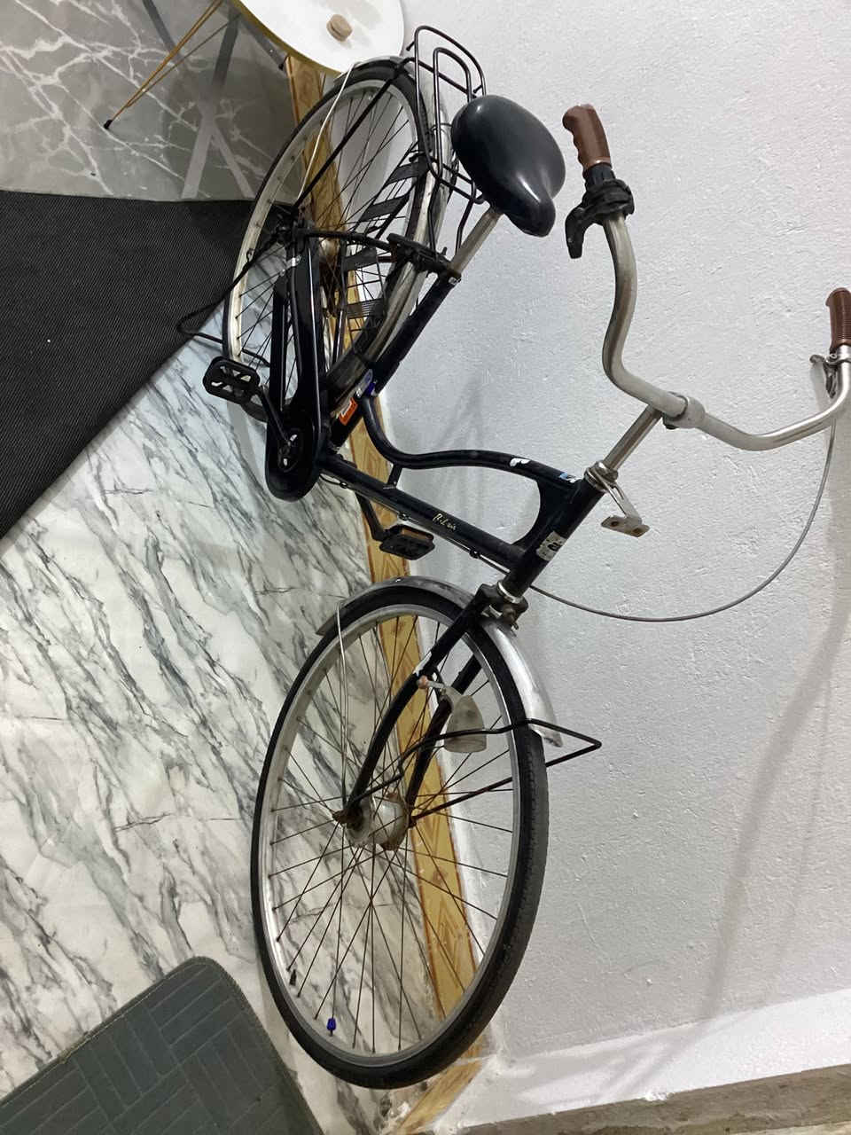 السلام عليكم بايسكل باله اصلي حجم 27 تايرات انضاف جوبات جدد البايسكل نضيف وسريع وبريكه حلو السعر 95وبي مجال مكاني بصره قبله ***********
