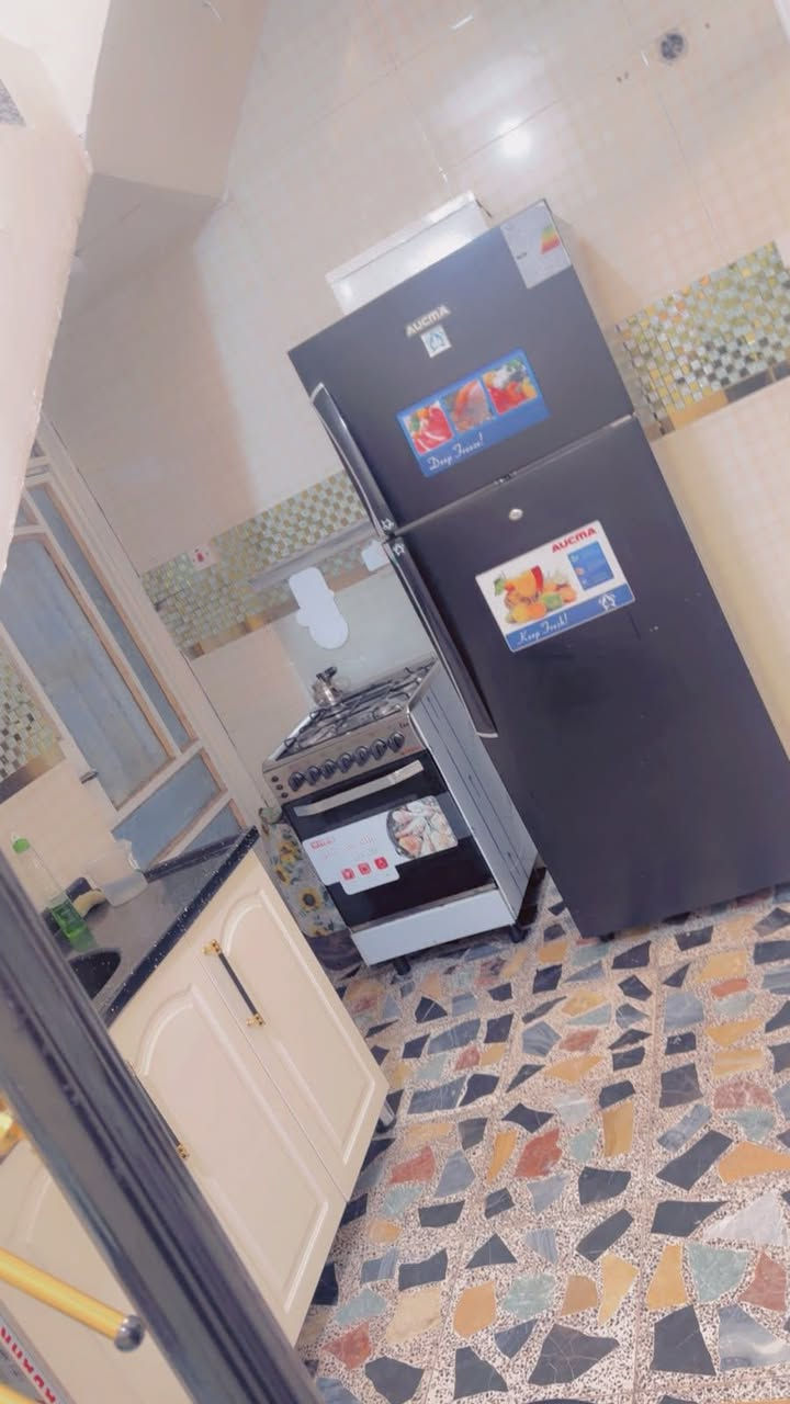السلام عليكم
مشتمل للبيع مساحه ٤٠متر يحتوي تشجير امامه الدار 
_استقبال _غرفه نوم _مطبخ _حمام_ جهاز السكن بيت نضيف مكان مصخه شارع العوادي شارع عريض 
سعر ١٣٠بي مجال شراي يتصل ***********علي
