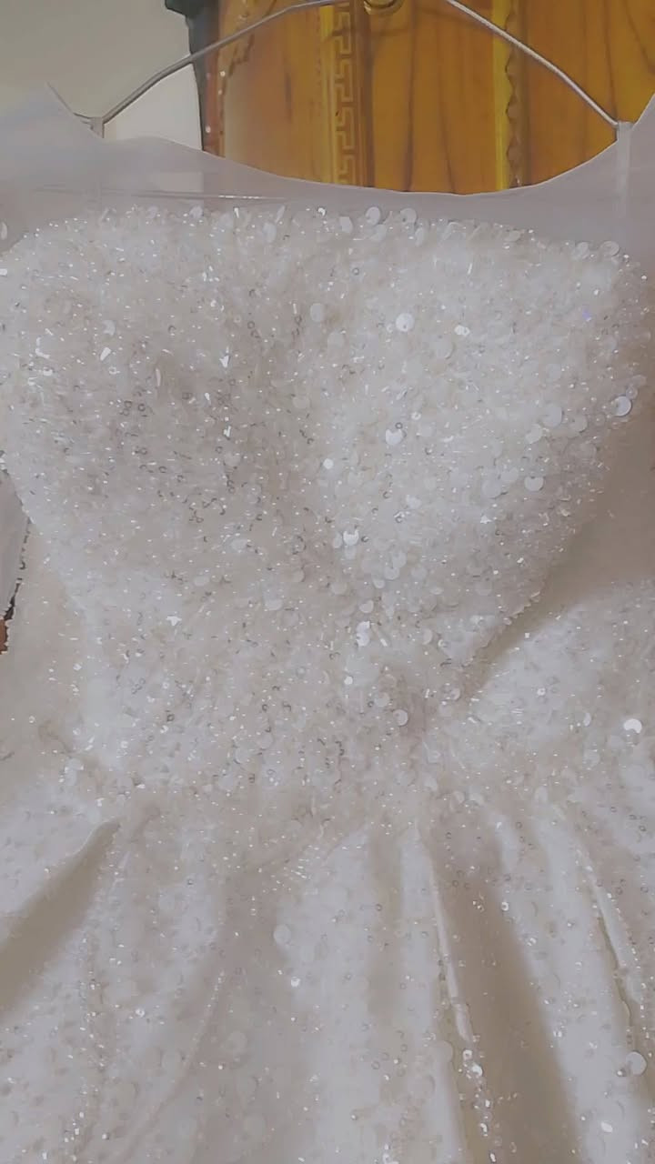 سلام عليكم عندي فستان عرس نظافته 95بل 100مابي اي ضرر او تراب حتى ذيل لبدلة جدآ نظيف لان حتى جلسة تصوير سوناها بل بيت شغل كولة هاند مي يلبس لحد وزن 46 لان بي قياطين وبطانه تتحكمين بي ذيل كلوشة من ورة السعر 200وبيها مجال بسيط


**إذا كنت صاحب هذا الإعلان وتريد حذفه لأي سبب، رجاءا أرسل رسالة إلى الدعم الفني**