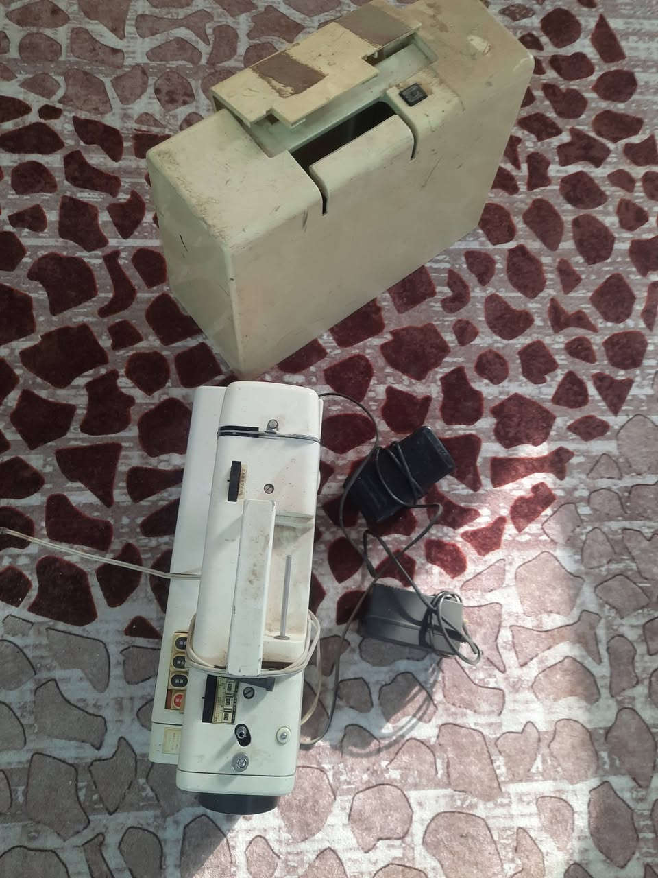 مكينه ابرذر وضيفته 1_تطريز 2_تثقيب ابيوت دكم  3_اوفر  4_اخياط عادي السعر 200 بيه مجال حق الجيه لاستفسار ***********
