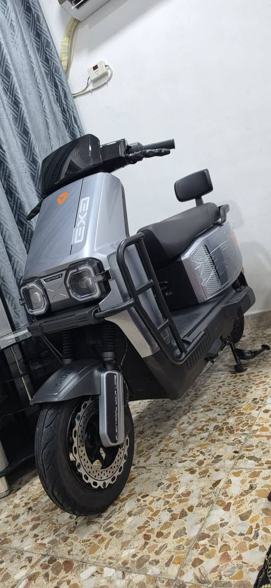 السلام عليكم
ياديا E30 بلاص 
دراجة جديدة بمعنى الكلمه كامله مكمله 
ماشية ٨٥٠ 
صارلها شهر من مشتريها 
٦ بطاريات كرافين 
والياديا معروفه بالمواصفات مكاني بغداد الشراي يتفضل خاص واني بخدمتك
