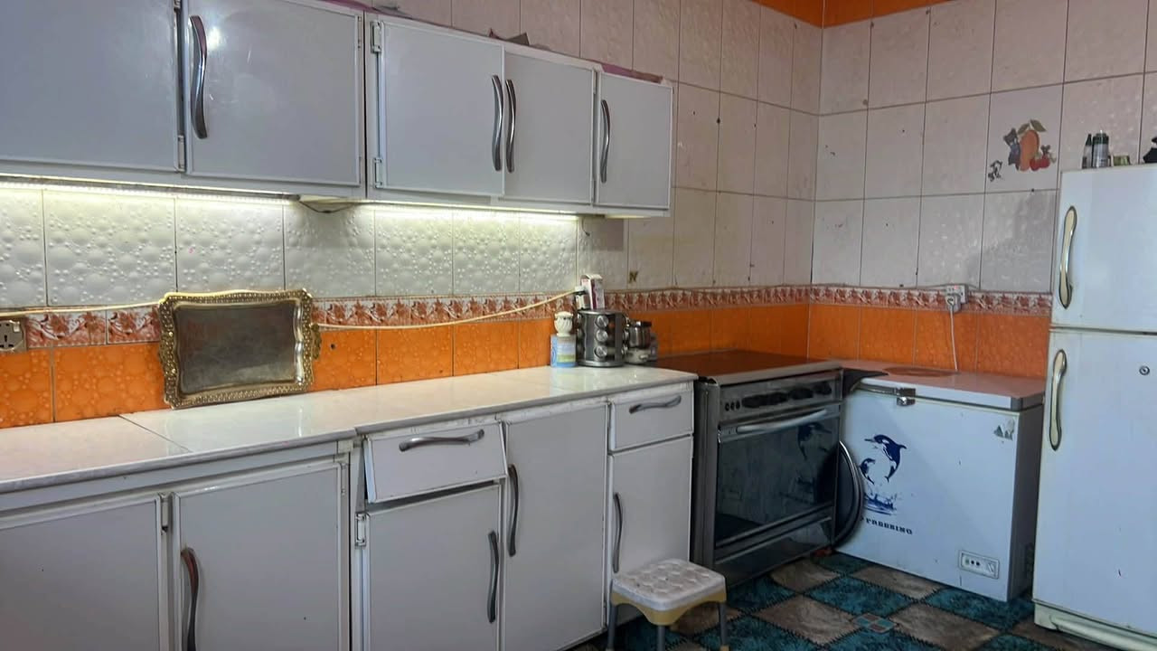 موجود عندي بيت للبيع الحكيم نزلت بيت خليفه مساحته 170 متر سقف صب  يحتوي على غرفتين نوم وحده جوه وحده فوك وصاله ومطبخ وصحيات داخليه وخارجيه وحديقه وطرمه جبيره السعر 34 وبي مجال


**إذا كنت صاحب هذا الإعلان وتريد حذفه لأي سبب، رجاءا أرسل رسالة إلى الدعم الفني**