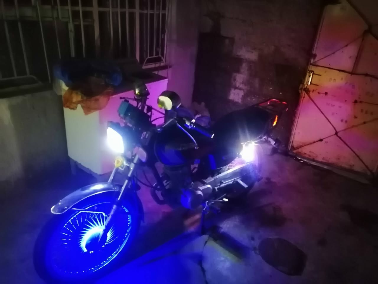 نامي برو 4 كير
موديل 20
محرك مامفتوح 
وياله عدلة تايرات جدد 
دبلات بشرط
كهربائيات كلها شغاله اشارات لايت عالي ناصي بك لايت دشبول
امبيثري شغال 
نشرات 
قفل تانكي 
***********
