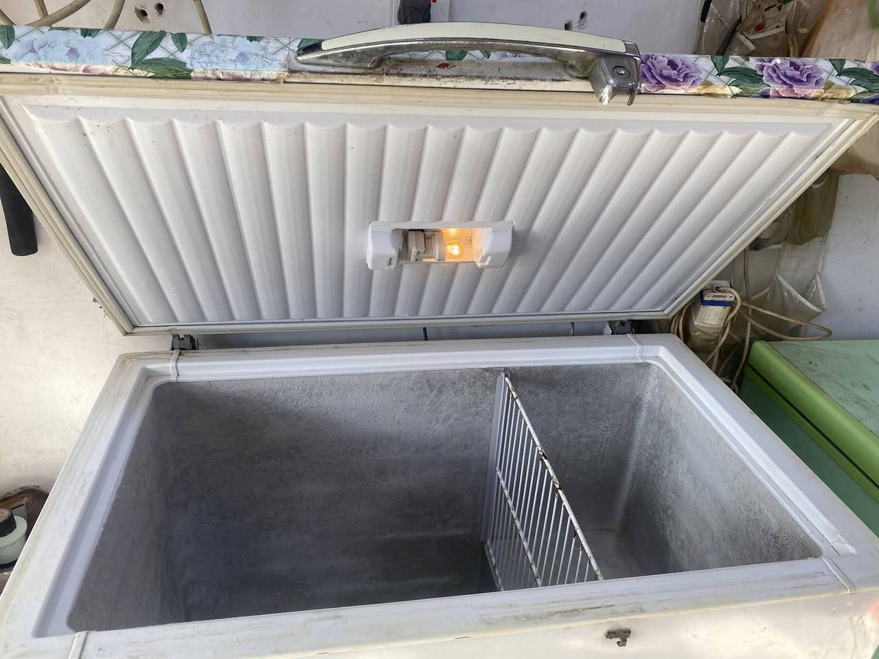 ‏مجمدتان ‏للبيع سعر الواحدة 160 المكان حلا سنجار محل ورشة أبو محمد مجاور طرشي سنجار تلفون *********** ￼
