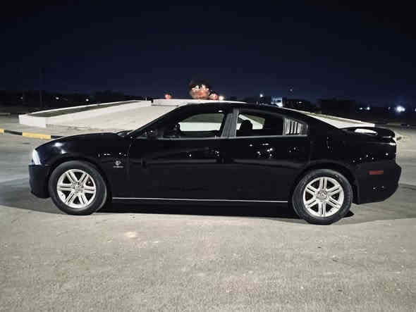 السلام عليكم چارجر موديل 2013 R/T محركها 5.7 بعده جديد فول مواصفات بصمه كشنات جلد وكهرباء وتدفئة الكشن والستيرن تشغيل عن بعد 
شاشه جبيره كأمره فتحه لآيت زنون وهواي مواصفات بعد 
السياره ضررها بنيد وجاملغ فقط بدون ايرباك السياره ماشيه 111 الف ميل فقط السياره جديده كلش 
السعر ب143$ وبيها مجال 
رقم الهاتف ***********
