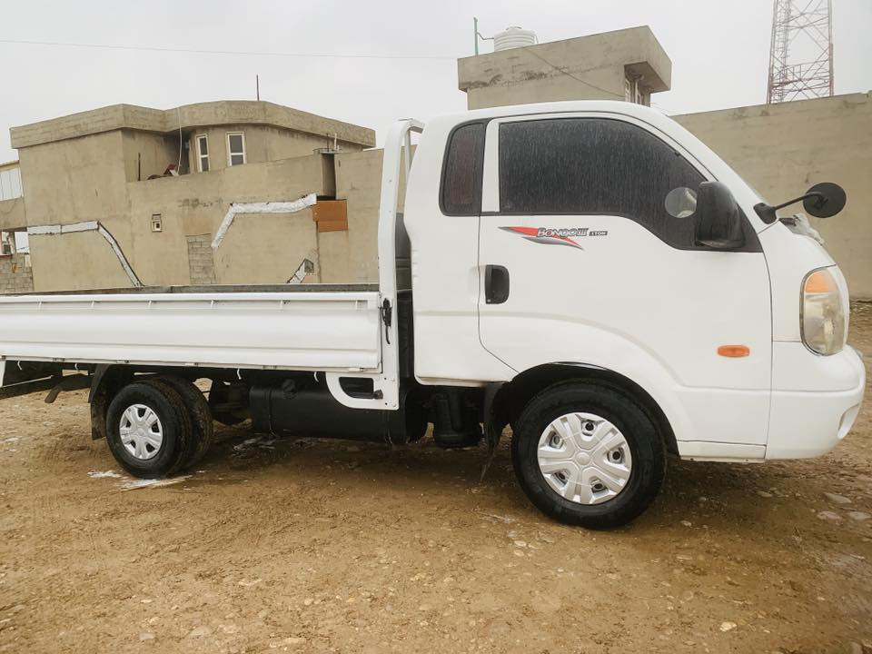 کیا براوە ٣هەزاری مەکینە رەش کارەبائی
مودێل ٢٠١١بیلاد 
سەنەوی پلاستیک شاسی براوەی بەشەرت 
مەکینەی بەشەرت ئەکسل بەشەرت 
سەیارەکە نمونەیە جاهزە بۆئیش  

***********
