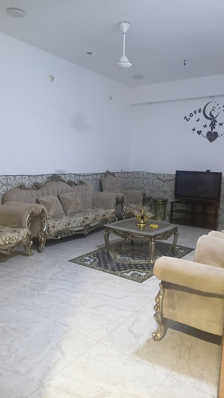 السلام عليكم بيت للبيع حي المتنبي 500 متر ثلاث غرف وصاله ومطبخ حار براد استقبال وحديقه وطرمه 300  متر بناء جديد وطابوك للاستفسار اتصل ***********

