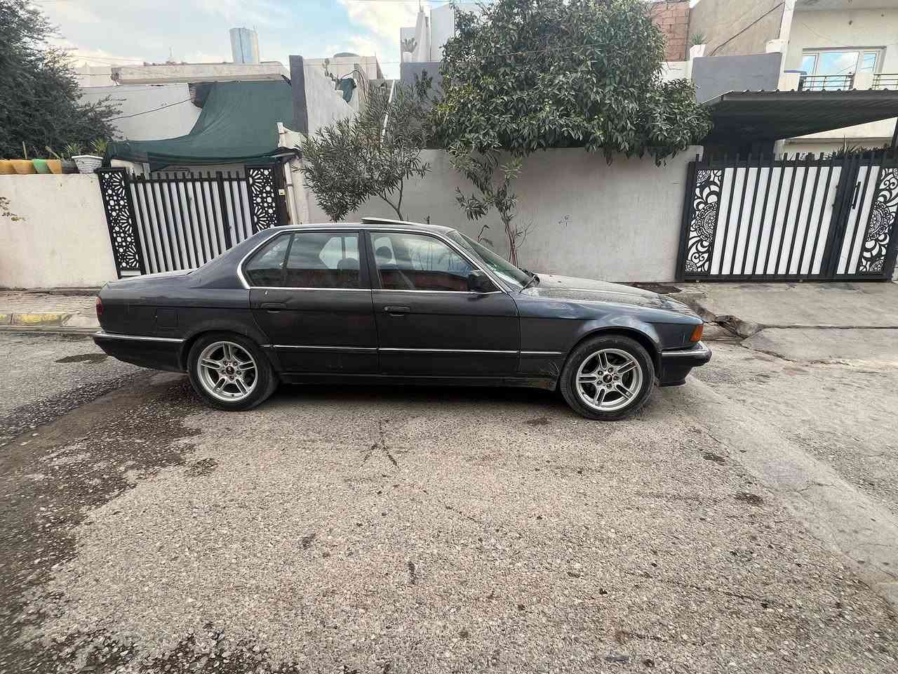 سلام علیکم
BMW 740 iA V8 1993 E32 
السعر : 60
السیاره فول فول مواصفات کهربائیات کامل شغال رقم صلاح الدین مشروع وطني بسمي صدر امامي خلفي جدیده وتخم تایرات ویل جدد کشنات کهربائي او هیتر السیاره یحتاج بس صبغ حزام السیاره موجوده مکاني کرکوك للاکثر استفسار  ***********
