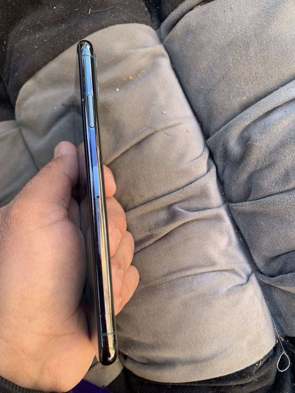 سلام عليكم
ايفون 11 برو ماكس 
ذاكرتة 64
بطارية 70 
فقط كسر صغير بلضهر 
كلش نظيف 
كلة شغال
250 الف وبي مجال 
مكاني اعظمية 
***********
