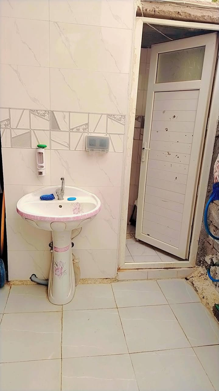سلام عليكم بيت بلدية في العسكري العابد طابقين يتكون من استقبال وصالة ومطبخ حار وبارد وثلاث غرف نوم و4 حمامات 
للتواصل
‏‪‏‪0771 285 4644‬‏‬‏ 
***********
