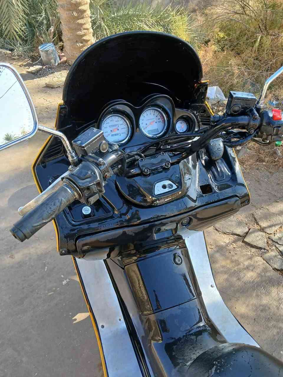 سلام عليكم فورزا 06 للبيع دراجة شغالة فقط بيه خربطة بالكابريتر سعر 450 او بيه مجال. 
اتصال ***********
