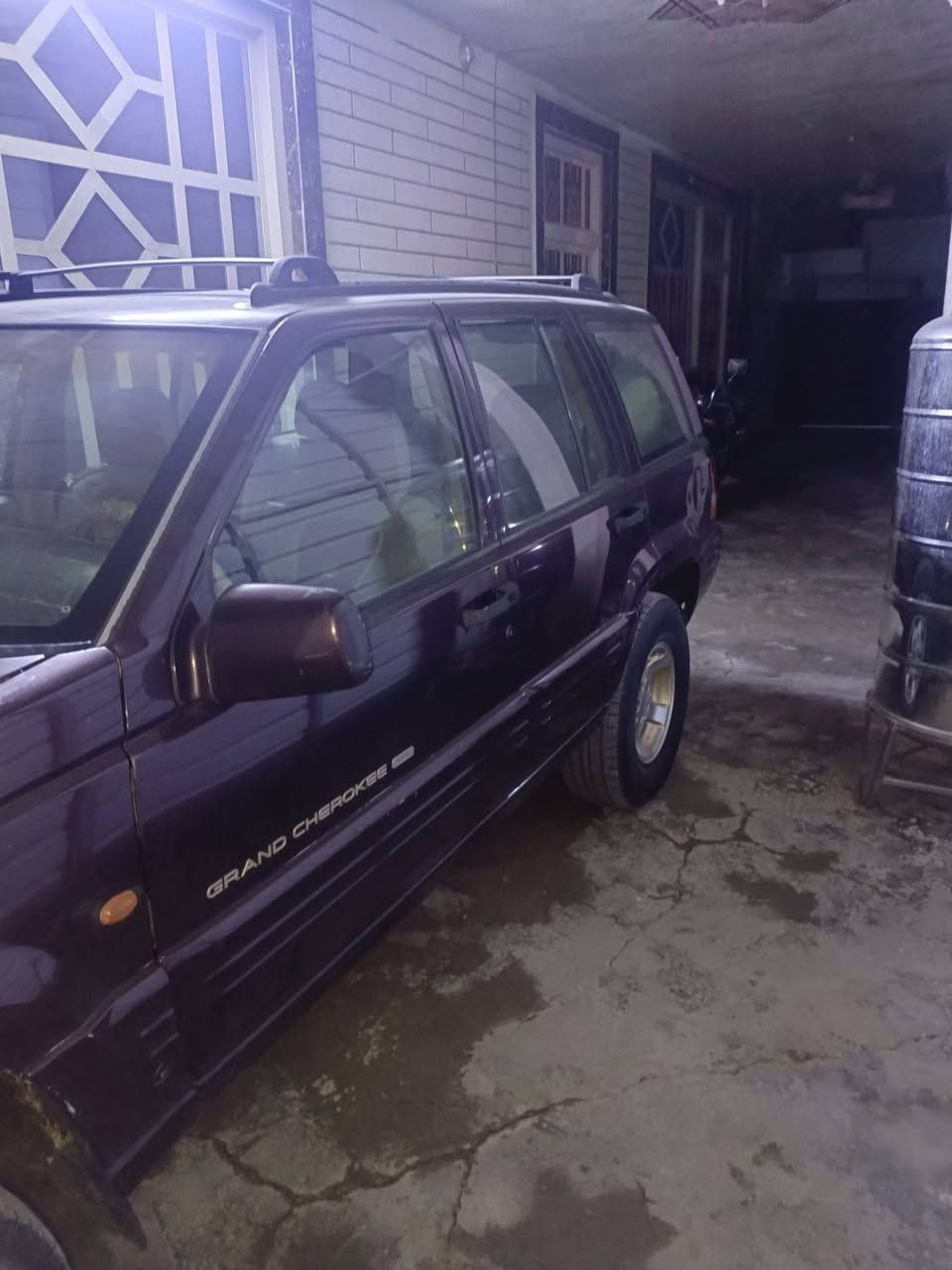 جيب كراند شروكي موديل ٩٦ وضع الشركة بلاد كير ومحرك على البلاد بيها ونه خفيفه بالاكسل فقط وبسمي رقم دولي سنويه ل٣٠ وهزه السعر ٦٠ وبيها مجال رقم صاحب السيارة ***********
