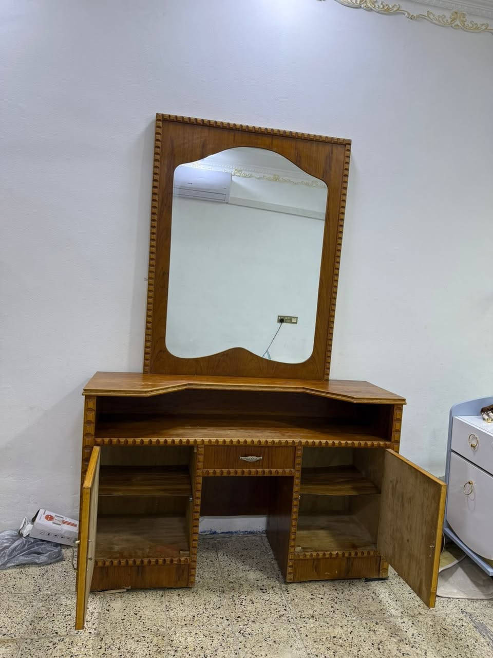 ميز مرايه شغل عراقي تزكام السعر 160مكاني بالتنومه***********
