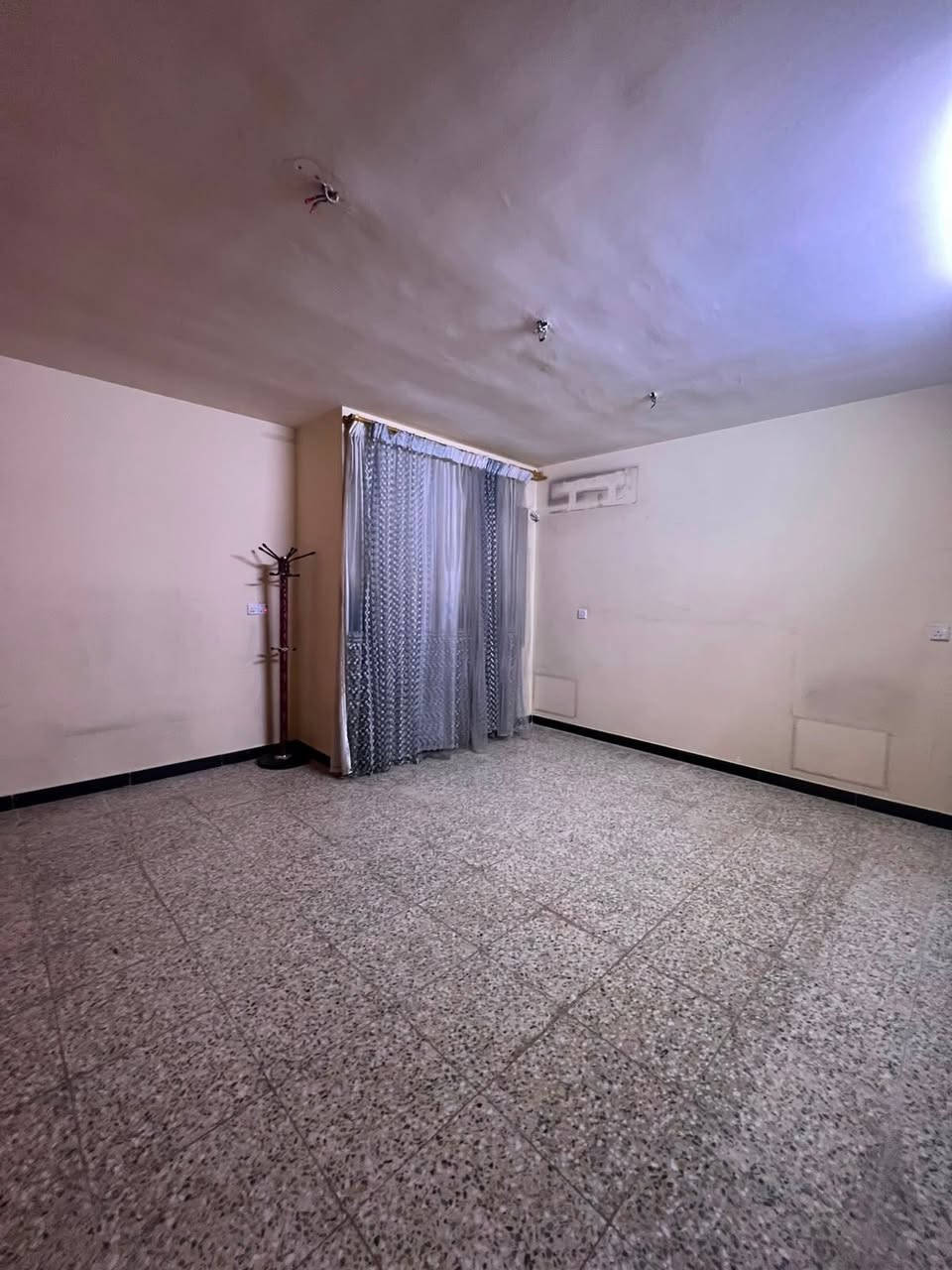 الايجار شقة طابق اول تحتوي ع ٢ نوم وصاله ومطبخ وحمام سعره ٦٧٥ الف موقعه السيدية خلف شارع النخل ***********
