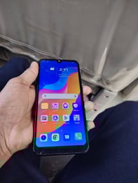 واي6 • ٣٢ • شاشة مكسورة