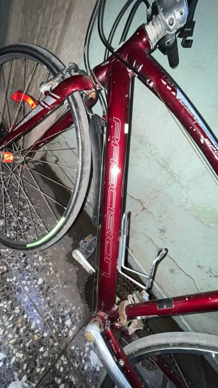 السلام عليكم 
باسكل c700 شركه PRECISION  رياضي
الباسكل نضيف 8كير خلفي و 3كير امامي شغالات 
والبركات شغالات 
الباسكل اي عطل مآبي 
نضيف كلشي شغل 
الباسكل وزن خفيف 
السعر /100وبي مجال 
مكاني /بغداد حي الجهاد 
الاستفسار على هذا الرقم /***********
